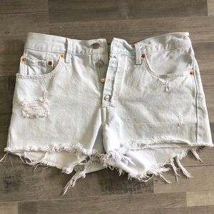 Light Wash Levi Shorts size 28